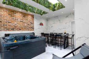 23 Trafalgar Square with hot tub and cinema
